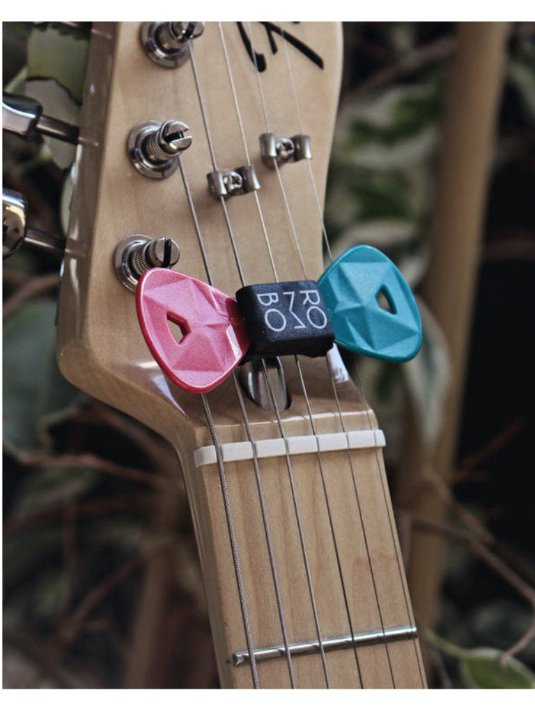How to choose the right guitar pick - ROMBO